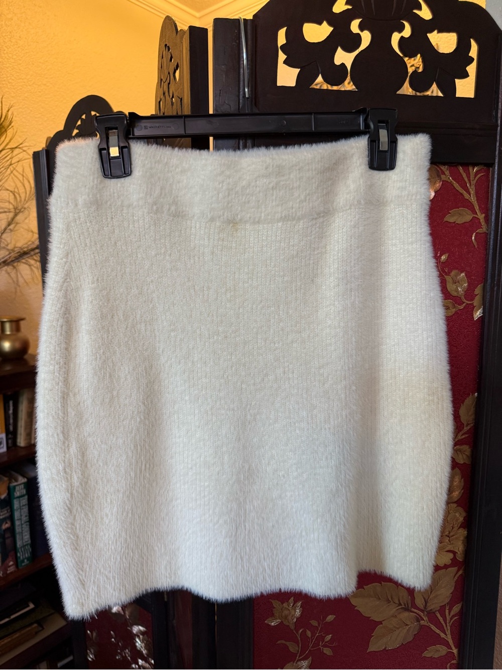 Lush Cream Fuzzy Eyelash Knit Mini Skirt Size Large - Like New✨